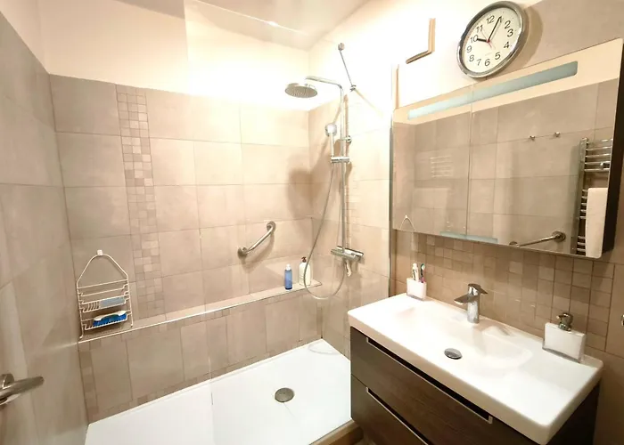 Bright With Balcony In 公寓