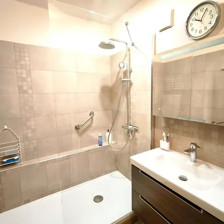 Bright With Balcony In Lägenhet